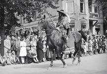 831717 Afbeelding van een historische persoon in de optocht ter gelegenheid van Koninginnedag, op de Maliesingel te ...